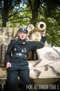 Niemiecki żołnierz przed działem pancernym