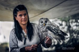 Rekonstruktorka z sową na ręku
